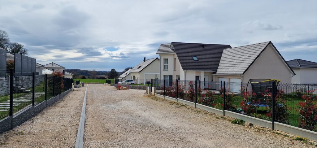 Voirie de lotissement à Pelousey avec des maisons individuelles neuves
