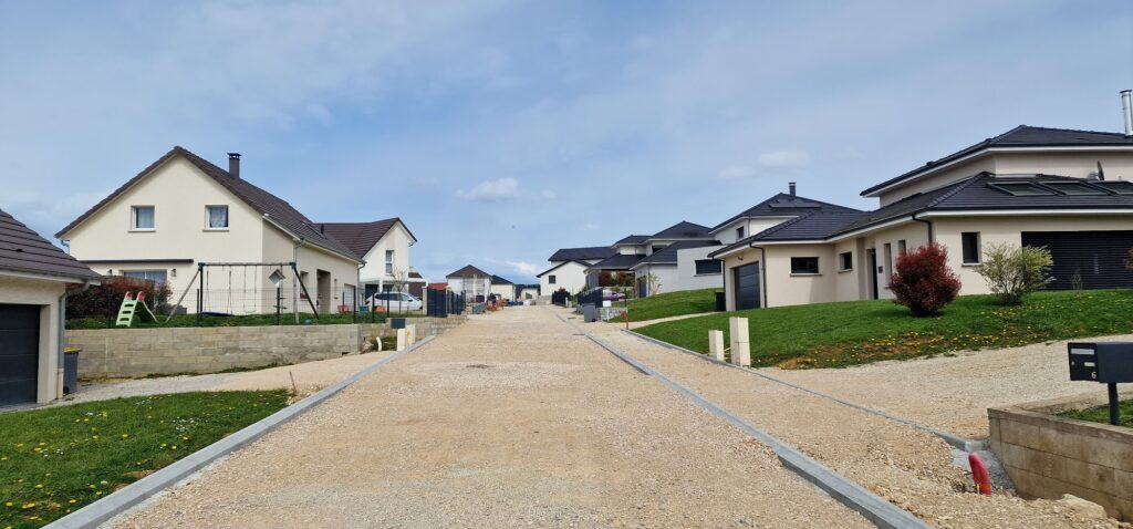 Voirie de lotissement avec de part et d'autre des maisons individuelles neuves et modernes